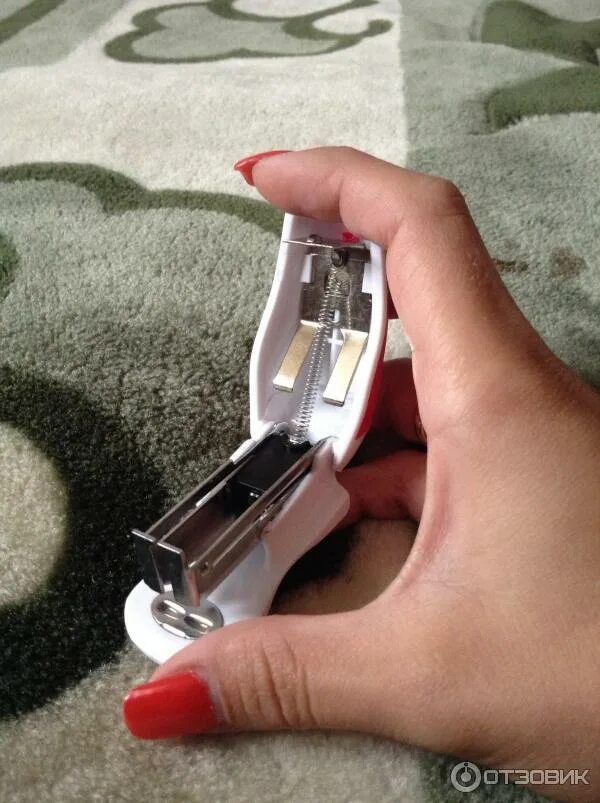 Скобы для степлера маленькие. Строительный степлер maxi tool вид снизу. Как правильно ставить скобы. Как вставить скобы в маленький степлер. Степлер для больших скоб.