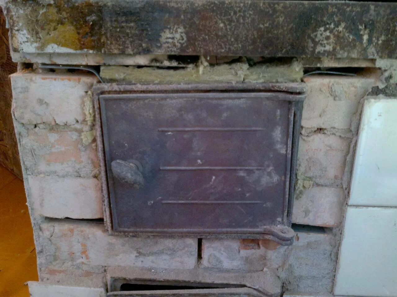 Дверца для печки из кирпича. Отремонтировать топку печи. Как поменять печной. Крепление топочной дверцы. Реконструкция печи в доме.