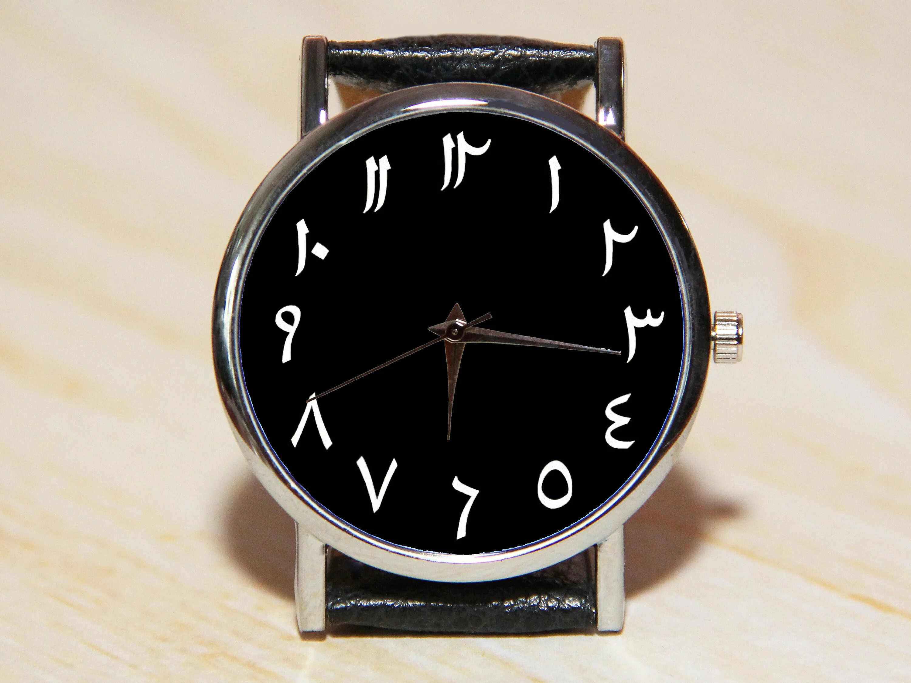 Арабский часы мужские. Часы с арабскими цифрами. Арабские часы наручные. Наручные часы с арабскими цифрами.
