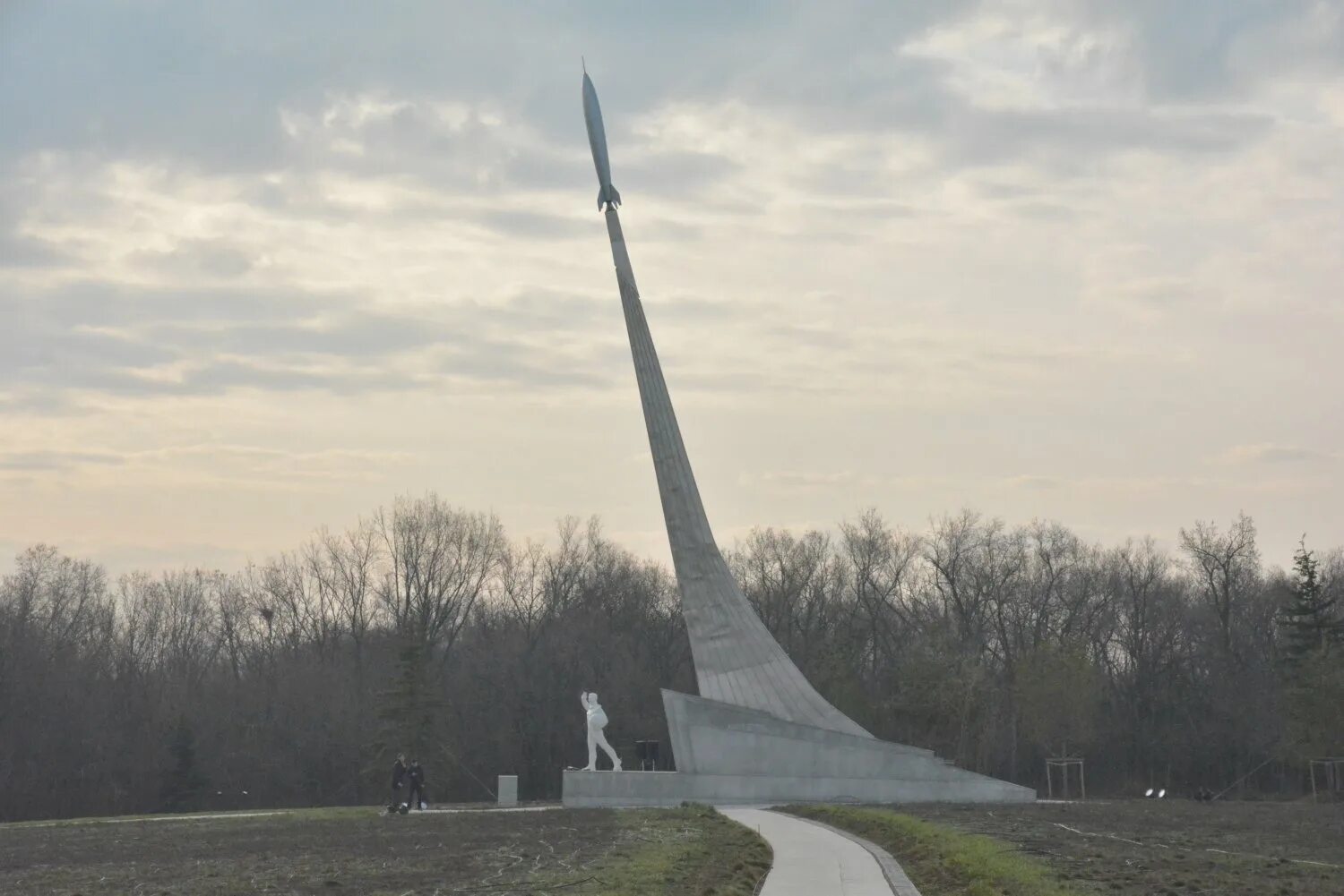 Парк покорителей космоса Саратов. Гагаринский парк Энгельс приземления Гагарина. Памятник приземление Гагарина в Энгельсе. Парк покорителей космоса в Энгельсе.