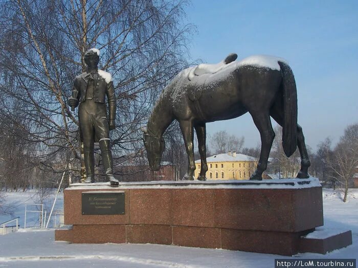 В Вологде на экскурсии. Памятник Батюшкову.