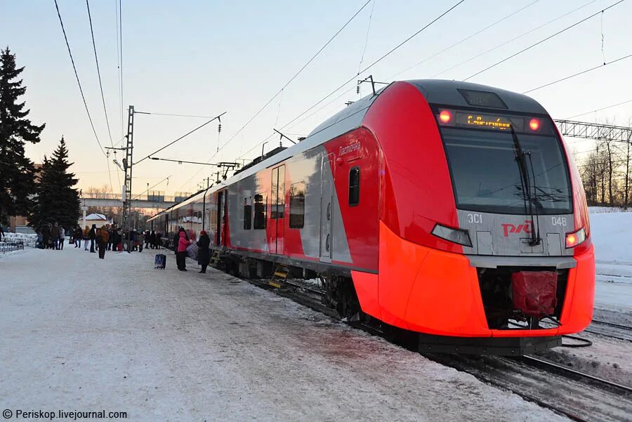 Поезд ласточка в движении. Поезд «Ласточка» 820в Псков — Петрозаводск. Поезд Псков Петрозаводск Ласточка. Поезда «Ласточка-премиум» (модификаций эс1п и эс2гп). Вокзал Псков поезд Ласточка.