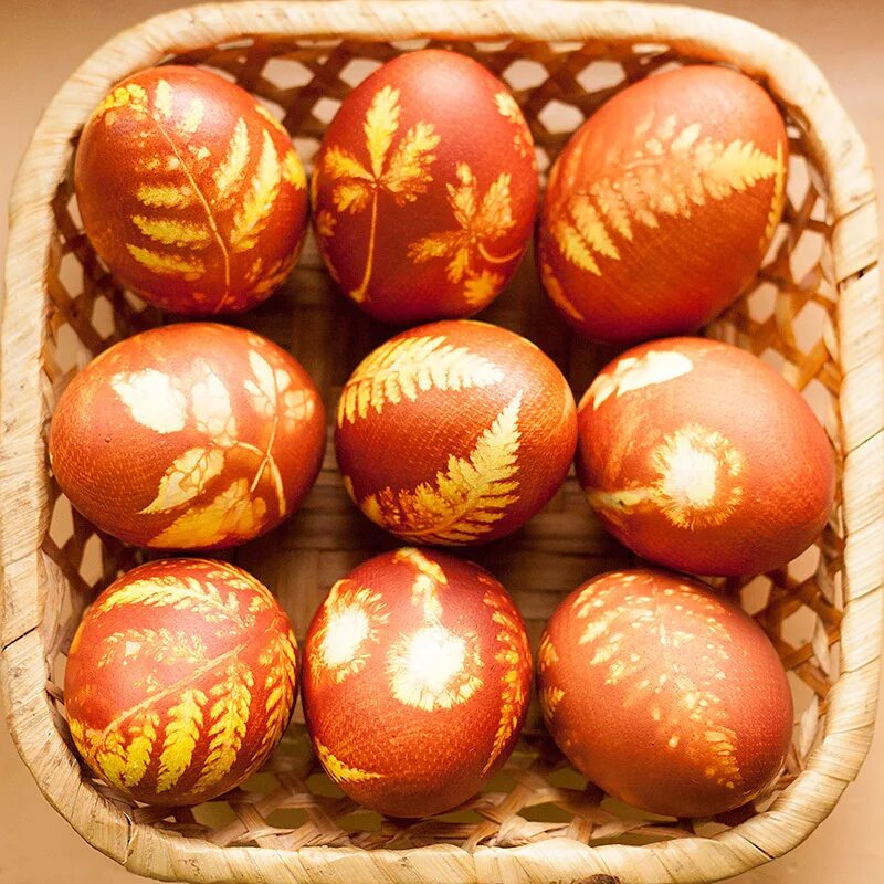 Можно ли красить коричневые яйца. Крашенки пасхальные яйца. Яйца крапанки. Крашенки крапанки писанки и драпанки это. Драпанки пасхальные яйца.