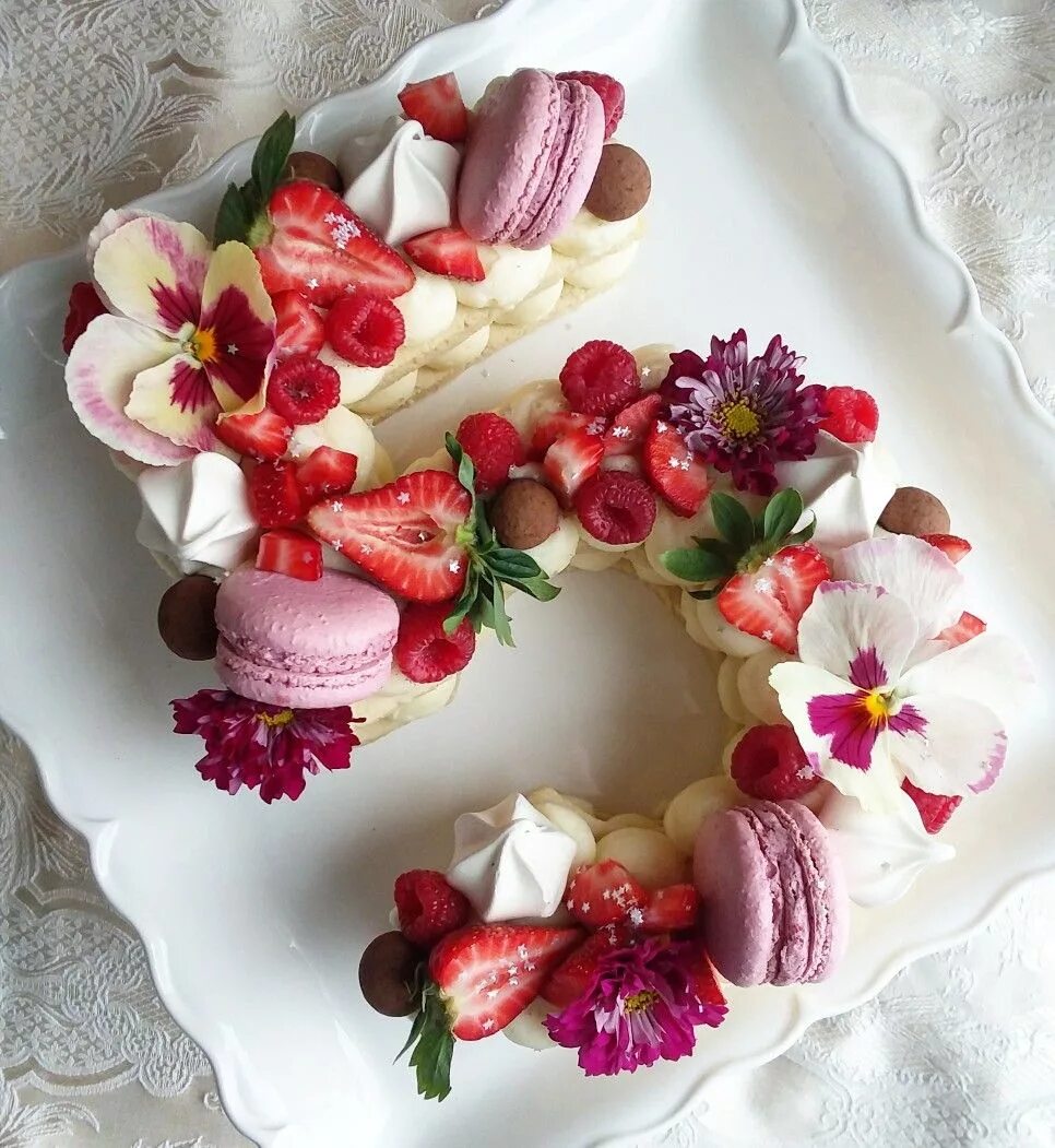 Торт цифра украшение. Торт цифра украшение. Торт с буковкой. Торт в виде буквы н. Торт цифра декор.