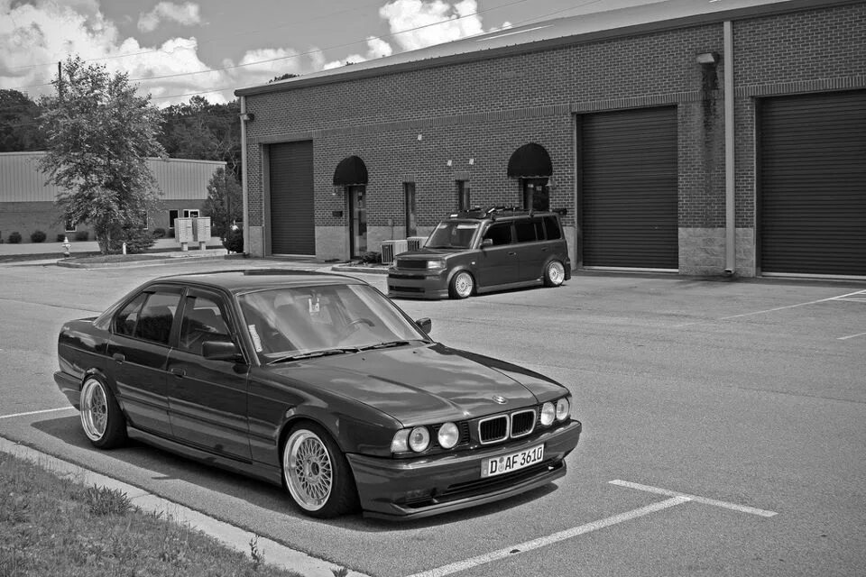 Как выглядит е34. Бмв е34. bmw 750 e34. bmw e34 750i. бмв е34 бандитская.