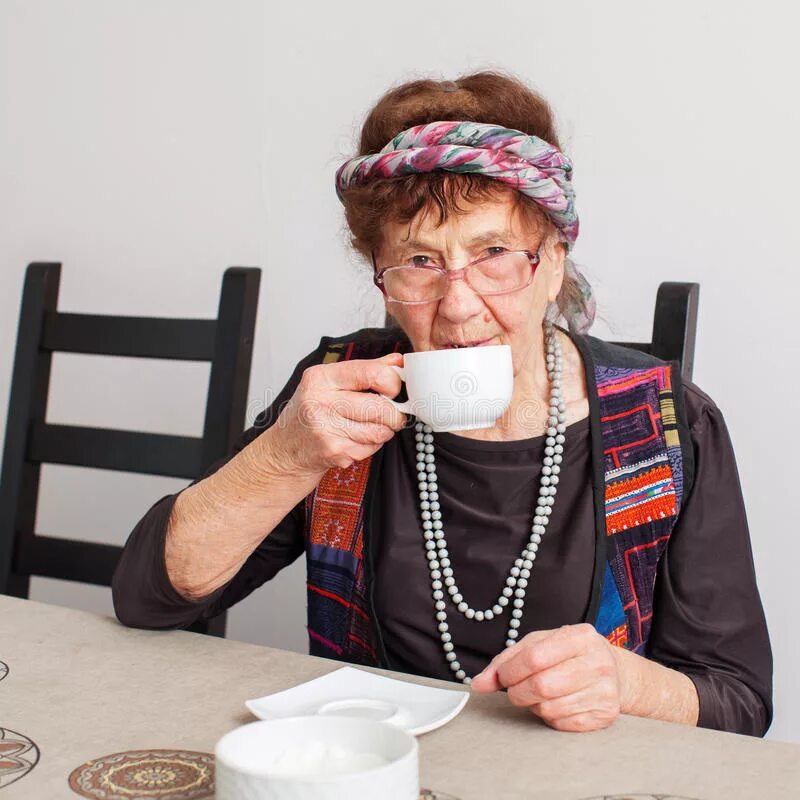 Бабушка наливает. Бетти уайт гифка наливает. Пожилая женщина наливает чай. Бабушка на кухне. Бабушка пьет чай.