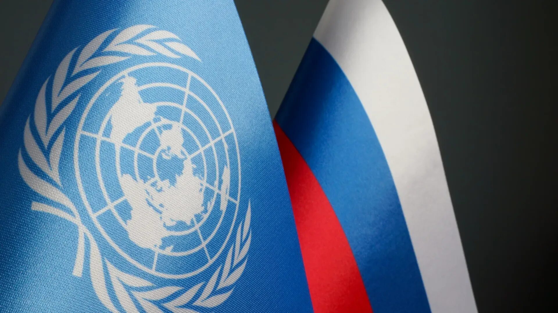 Постоянные представительства оон. Флаг ООН. ООН Россия. Флаг ООН И России. ООН русский флаг.