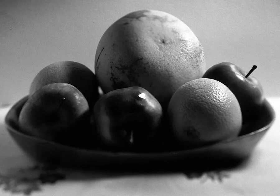 серый фрукт. черно белые фрукты фото. фрукты ч/б. белые фрукты и овощи. чёрно-белые фрукт стильный.