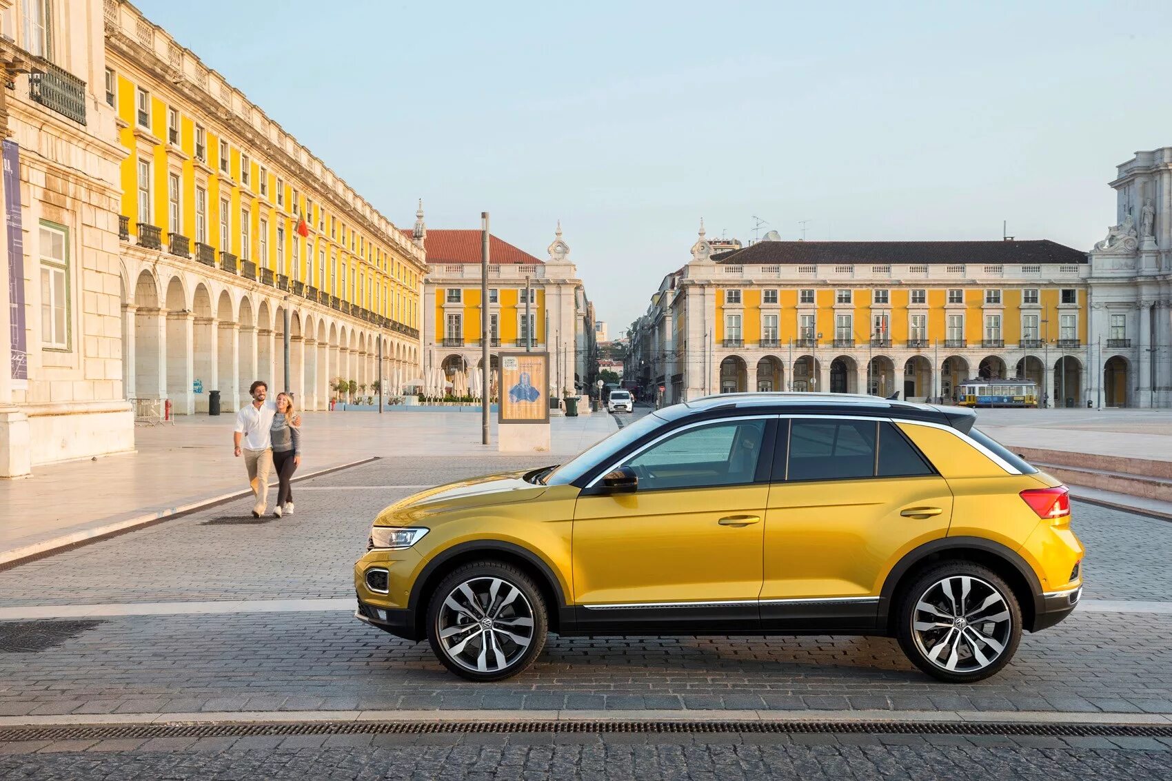 Фольксваген тирок. Vw t-roc в россии. фольксваген t-roc багажник. t rock volkswagen в россии. фольксваген тирок 2017.
