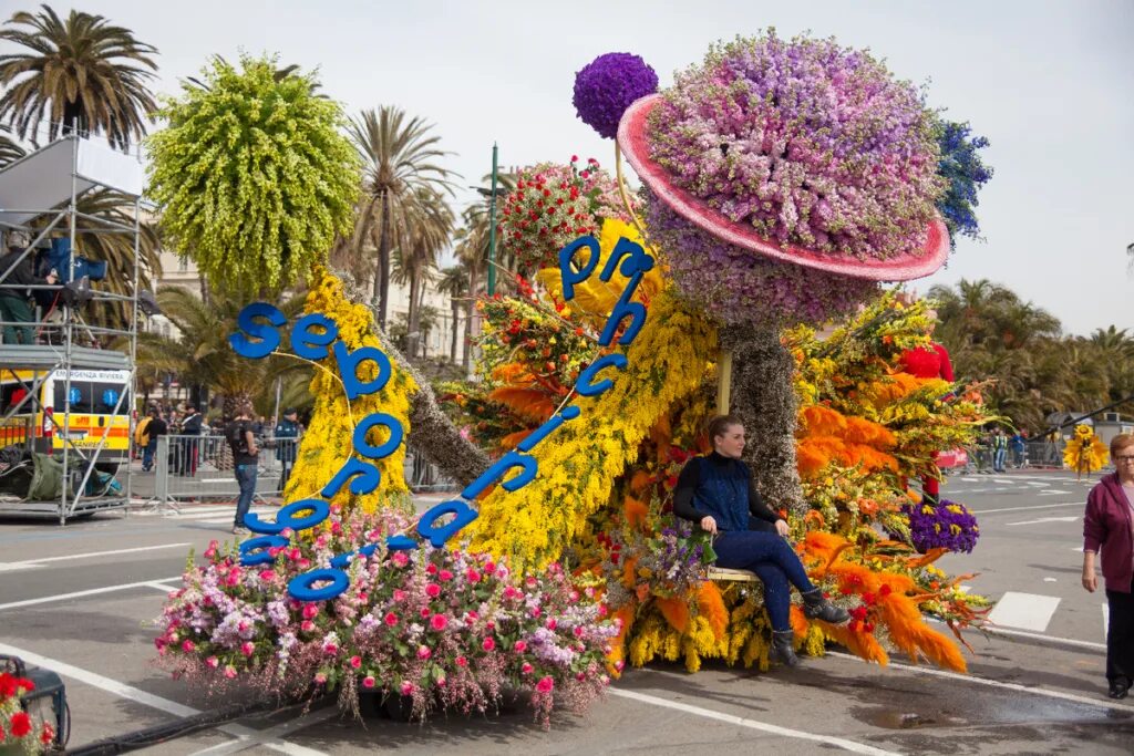 Битва цветов фестиваль Вентимилья. Фестиваль цветов в Сан Ремо. Цветочный парад в Сан Ремо. Сан-Ремо праздник цветочных повозок.