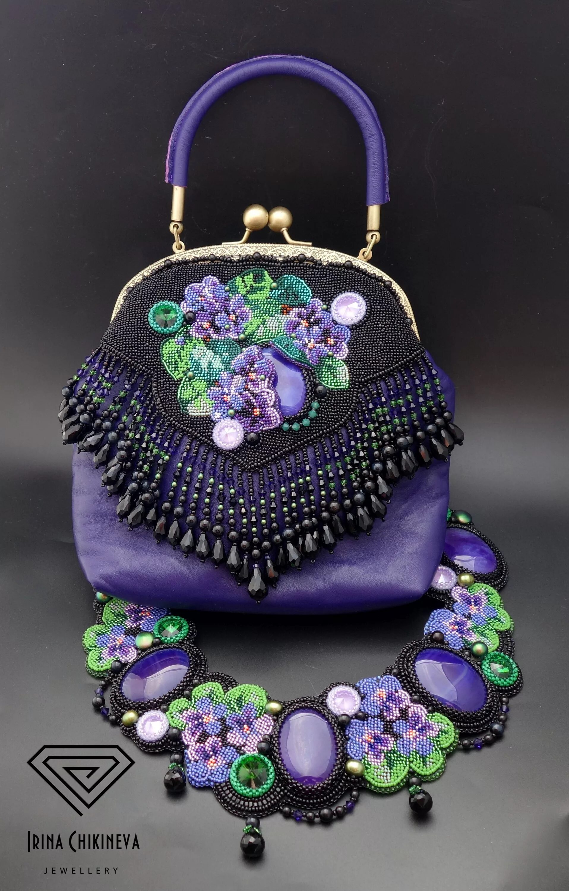 Сумочка расшитая бисером. Сумка из бусин. Сумки ручной работы из бусин. Мини сумка из бусин. Сумочка из бусин черная.