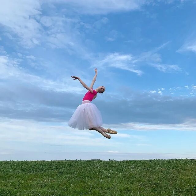 Почему люди не летают как птицы. Так бы подняла руки и полетела. Гиф девушка и птица. Отчего люди не летают так как птицы. От чего люди не летают как птицы фото фрагмент.