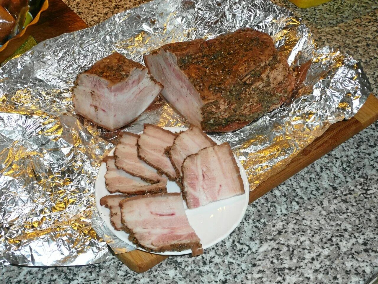 Сало запеченное в духовке. Сало в духовке запеченное в фольге. Сало в духовке в фольге. Сало в духовке, вкуснее мяса. Сало в духовке.