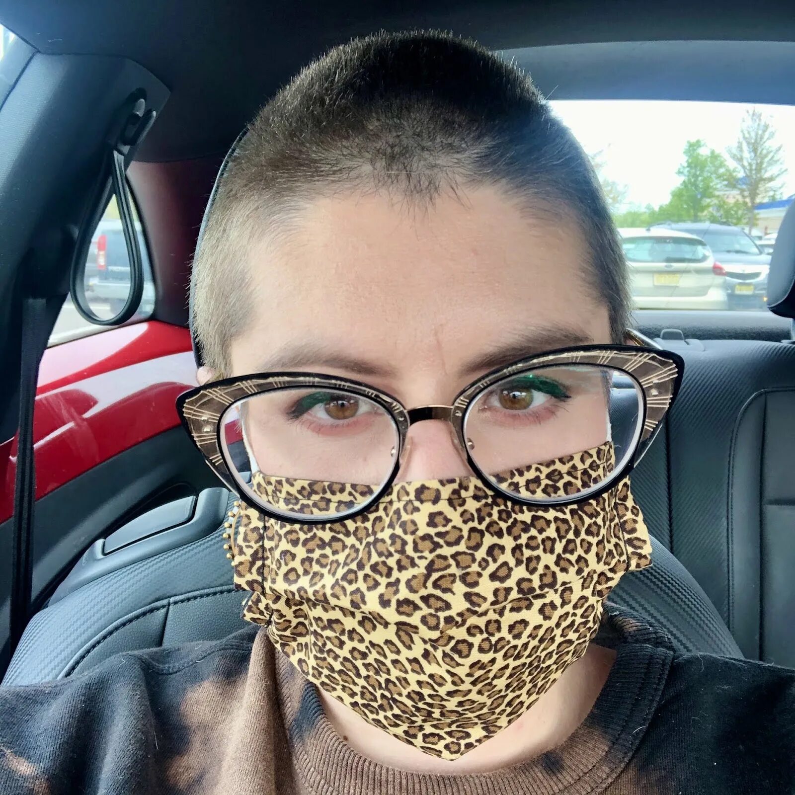 Леопардовая маска. Девушка в леопардовой маске. Очки с леопардовой оправой.