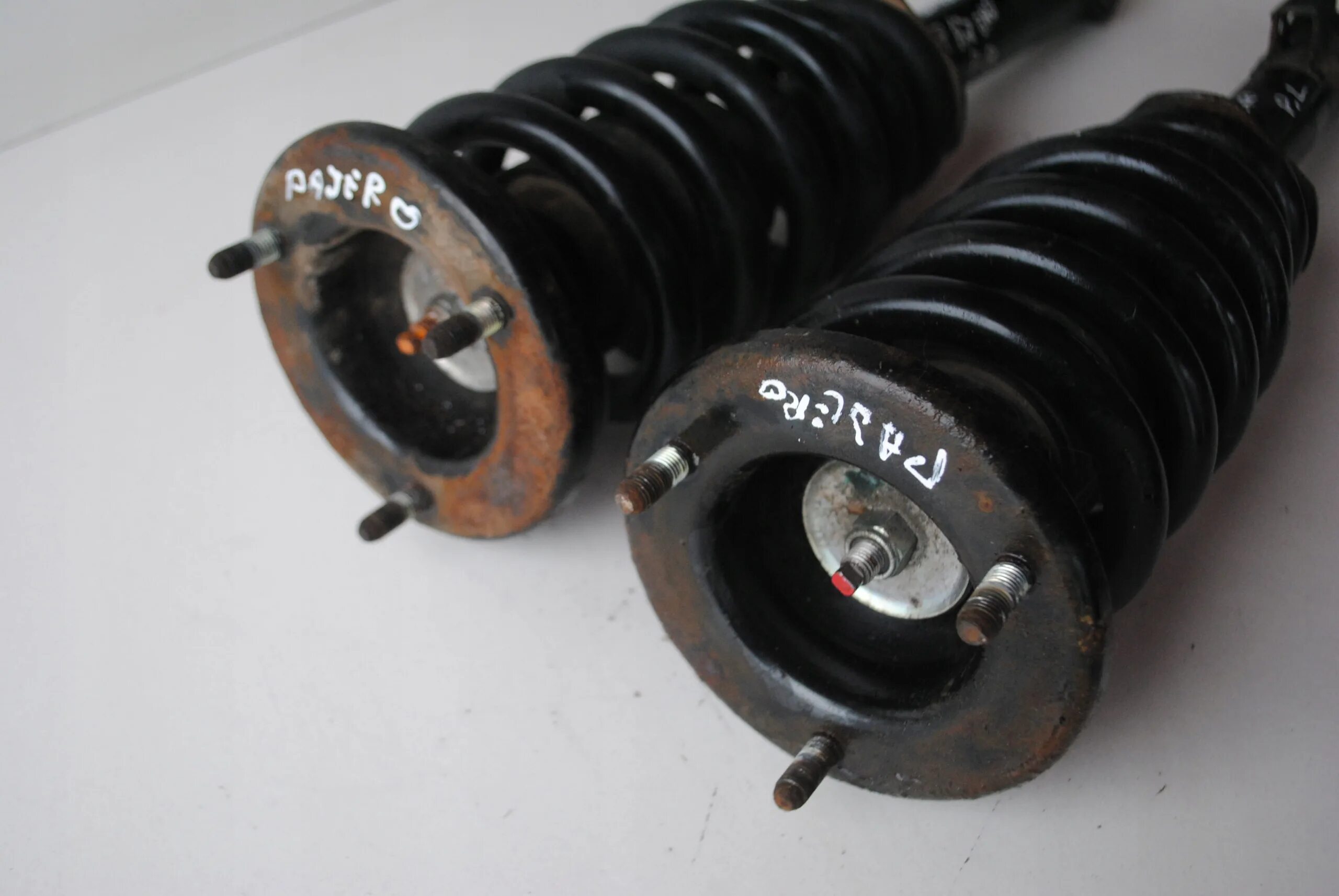 Амортизатор передний мицубиси паджеро. Мицубиси паджеро 2 амортизаторы. Регулируемые амортизаторы мицубиси паджеро 2. Передний амортизатор стойка mitsubishi pajero. Передняя стойка паджеро 3.