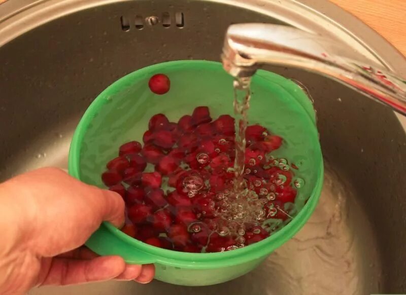 Нужно ли мыть вишню. Вишню промыть. вишню моют. мыть черешню.