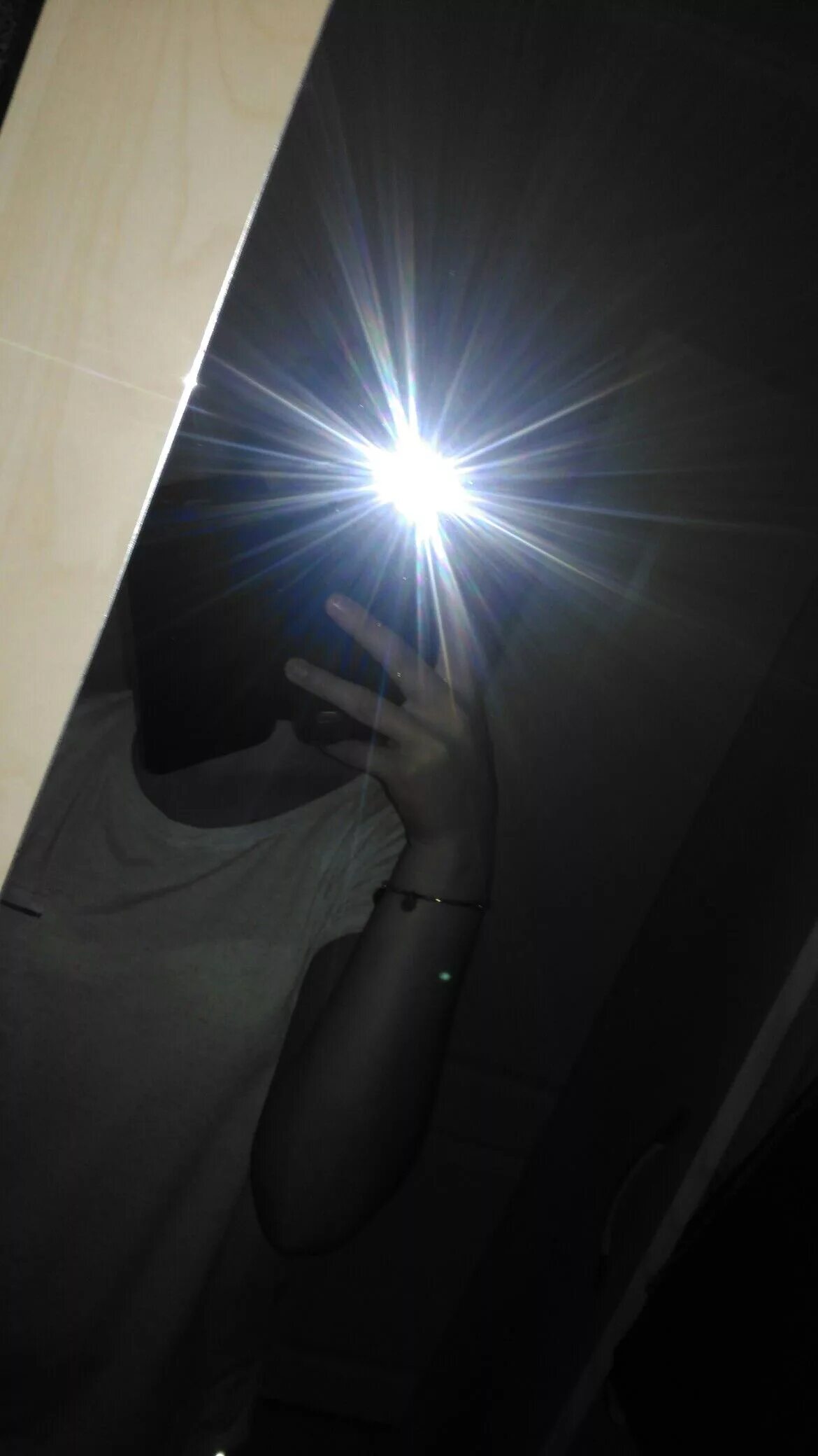 Девушка со вспышкой без лица. Девушки в зеркале со вспышкой. Фото девушки в зеркале со вспышкой. Девочка в зеркале. Девочка в зеркале со вспышкой без лица.