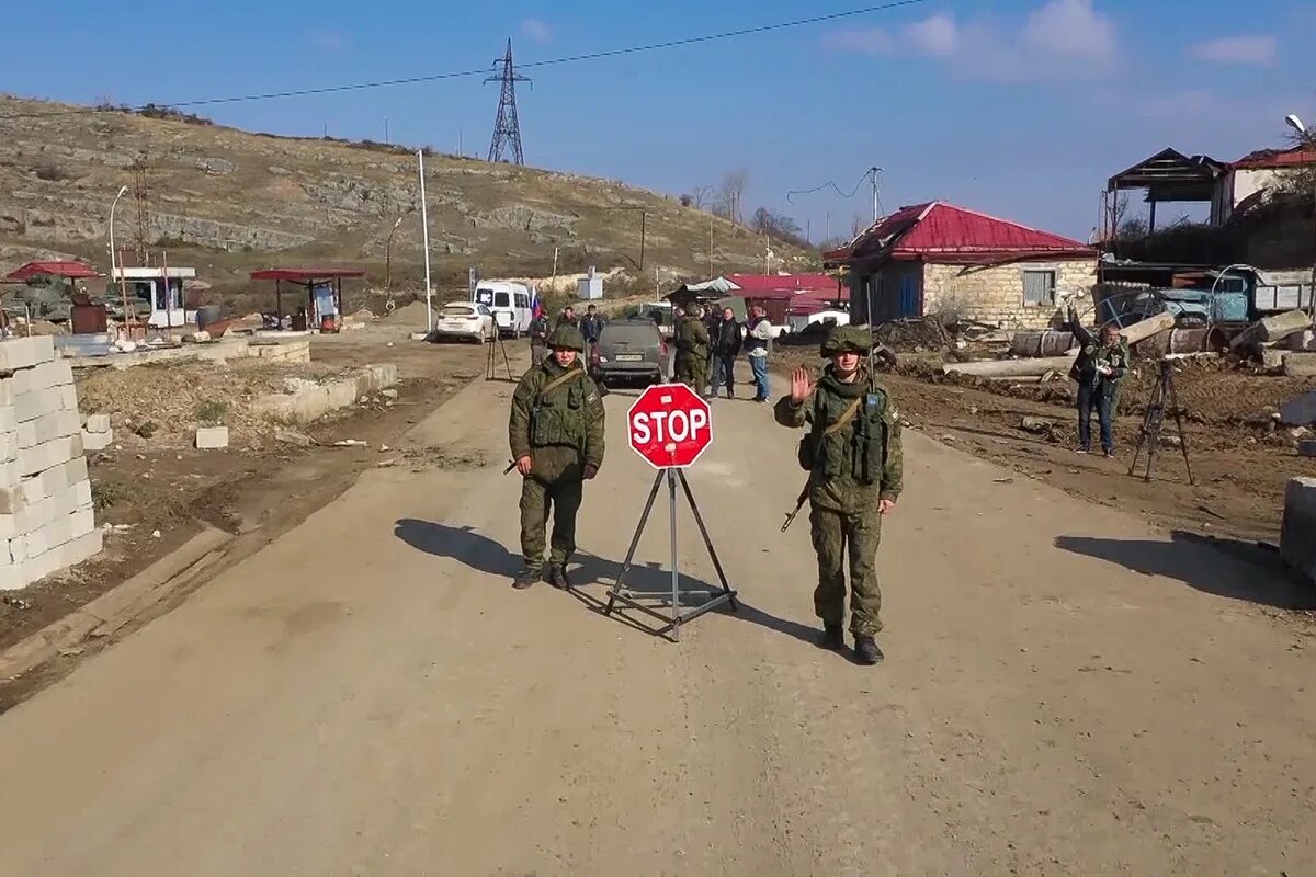 Новости армении граница. Лачинский коридор миротворцы. Нагорный Карабах Лачинский коридор. Российские миротворцы в Нагорном Карабахе 2020. Миротворцы в Нагорном Карабахе.