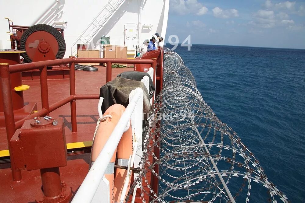 On board the ship. Леерное ограждение на корабле. Борт корабля. Защита судов от пиратов. Защита корабля от пиратов.