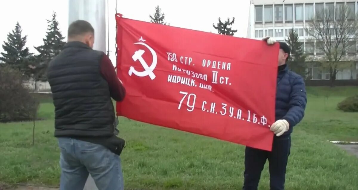 Флаг поднимают или подымают