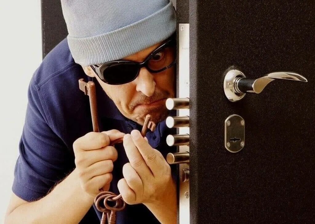 Кликфрод мошенничество. Взломать аккаунт в вк. Реклама взлома. Взломщик вк. Взлом.