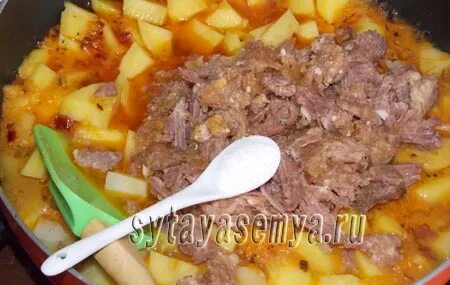Тушеная картошка с тушенкой в мультиварке пошаговый