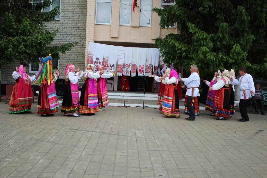 Погода вышние пены ракитянского района. Карагод. ДК Карагод Клетская. Карагод техника. Воронежский традиционный танец Карагод.