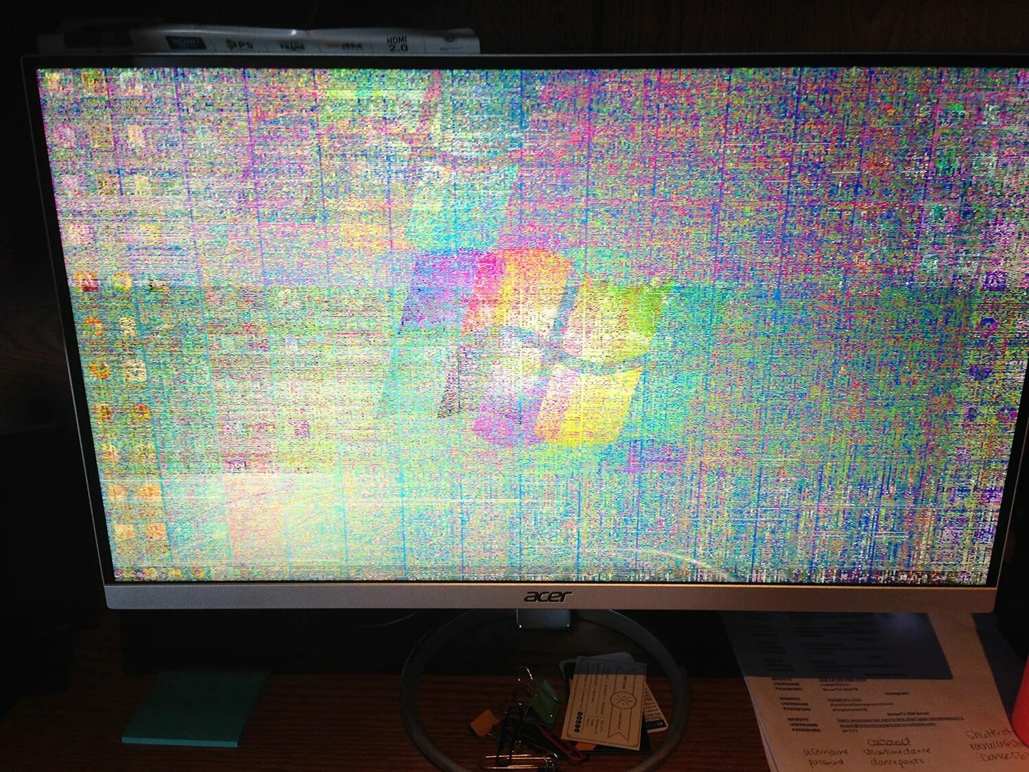 Телевизор самсунг рябит экран. Мерцание монитора. Помехи на мониторе компьютера. Рябит экран монитора компьютера. Буквы на экране ноутбука