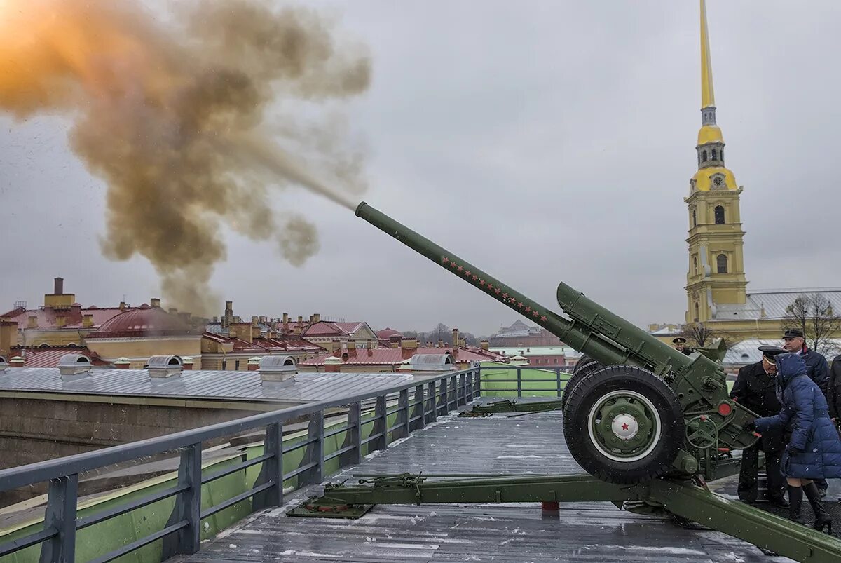 Петербург выстрелы. Пушка Нарышкина бастиона Петропавловской крепости. Пушки Петропавловской крепости. Полуденный выстрел пушки с Петропавловской крепости. Пушка в Петропавловской крепости в Питере.