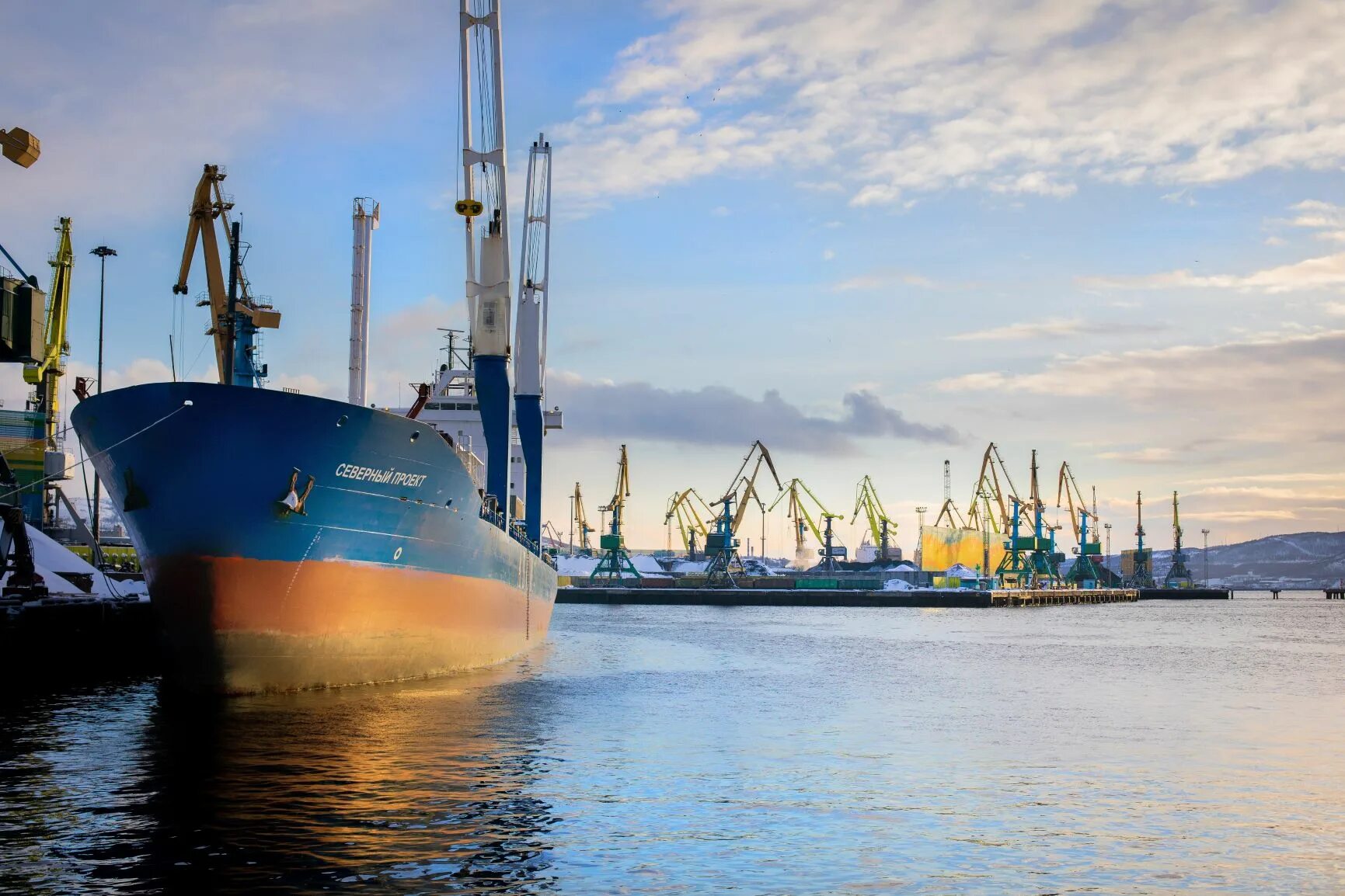 Незамерзающий порт мурманск. Мурманск морская работа. Баренцево море мурманск. Порт мурманск навигация зимой. Рыбный порт мурманск.