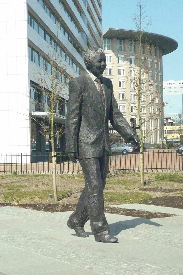 Памятник манделе в москве. Памятник манделе в москве. Нельсон мандела памятник. Памятник манделе в москве. Памятник нельсону манделе.