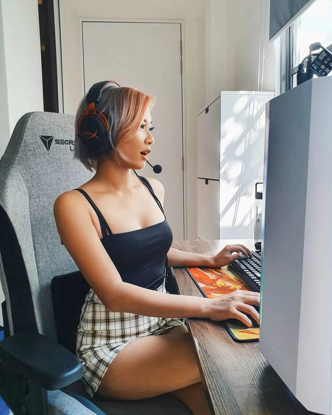 Компьютерные игры для мужчин. Молодые геймеры. Мужчина геймер. Геймер. Парень геймер.