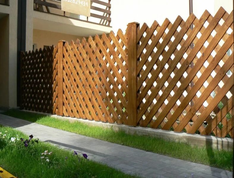 Заборы для дома своими руками фото. Забор плетень штакетник. Красивый деревянный забор. Стильный деревянный забор. Красивый забор из реек.