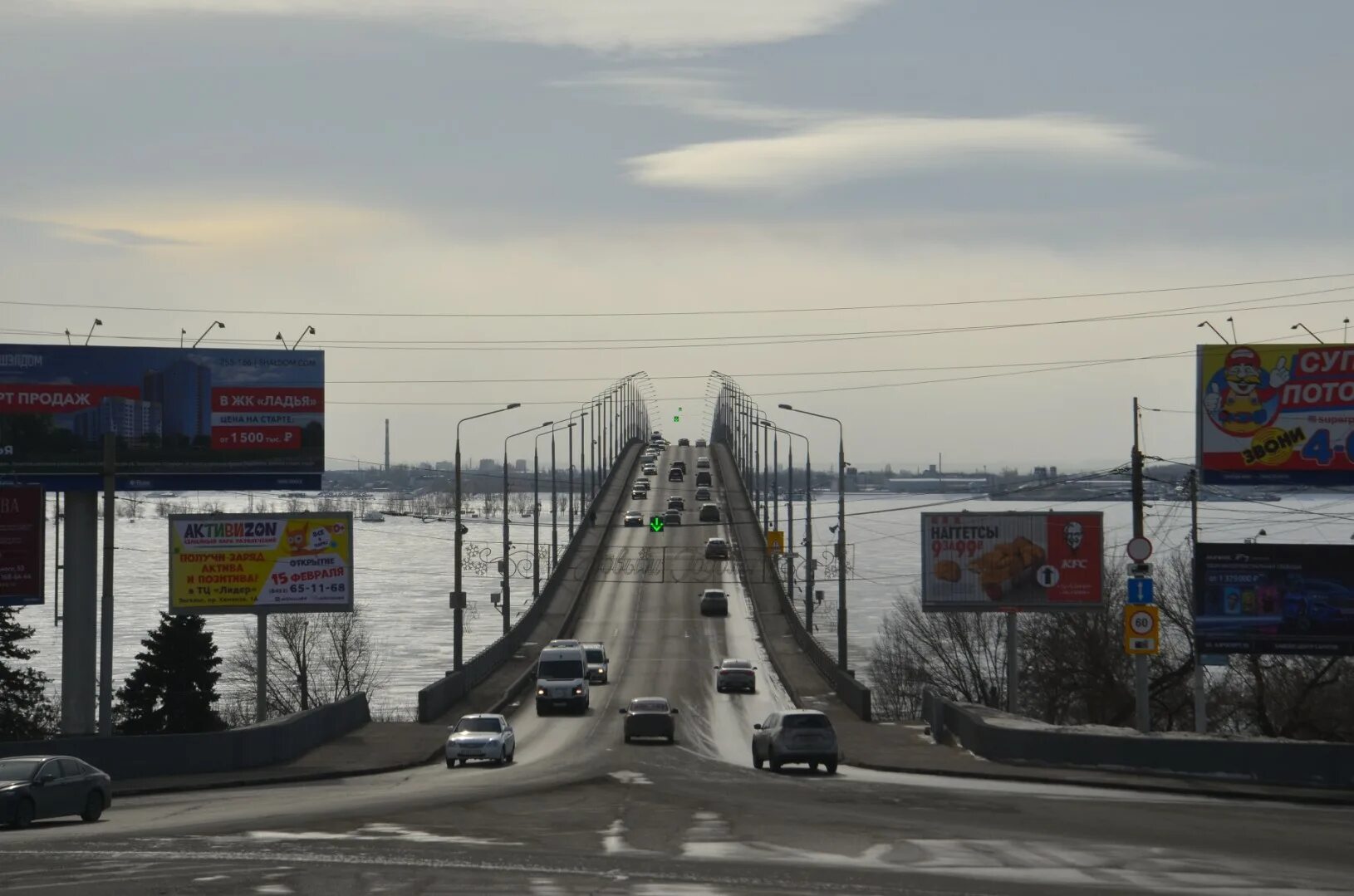 Саратов мост через Волгу Энгельс Саратов. Новый мост Саратов Энгельс. Энгельс мост через Волгу. Пробка на мосту Саратов Энгельс.