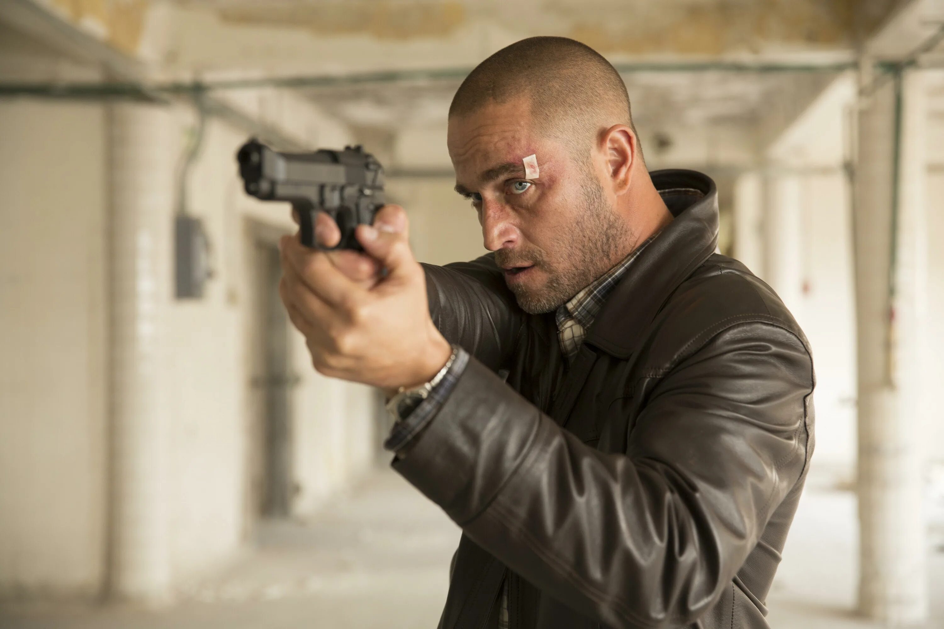 Криминальная кинофильмы. Человек из ниоткуда 2010 корейский боевик. Криминальная кинофильмы. Три часа на побег 2010. Криминальный триллер.