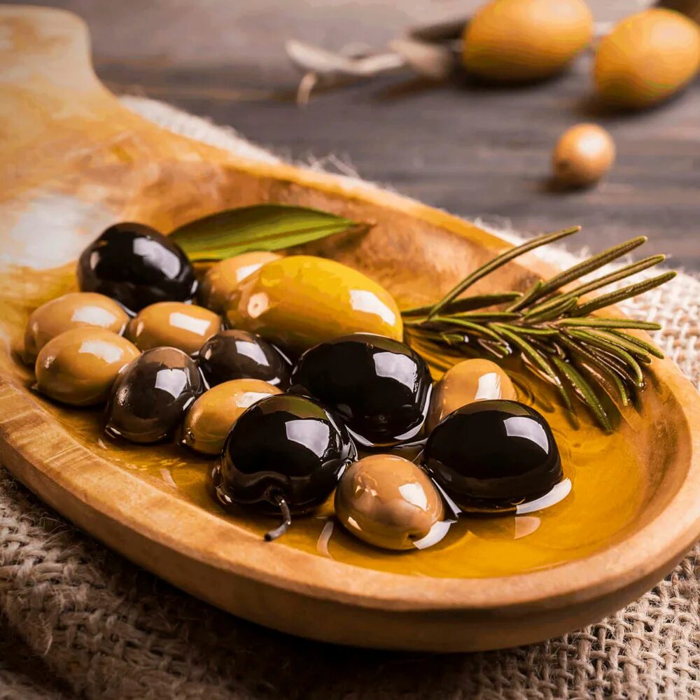 Маслины польза и вред для организма консервированные. Оливки и маслины. Что такое оливы маслины. Сочные оливки. Маслины свежие.
