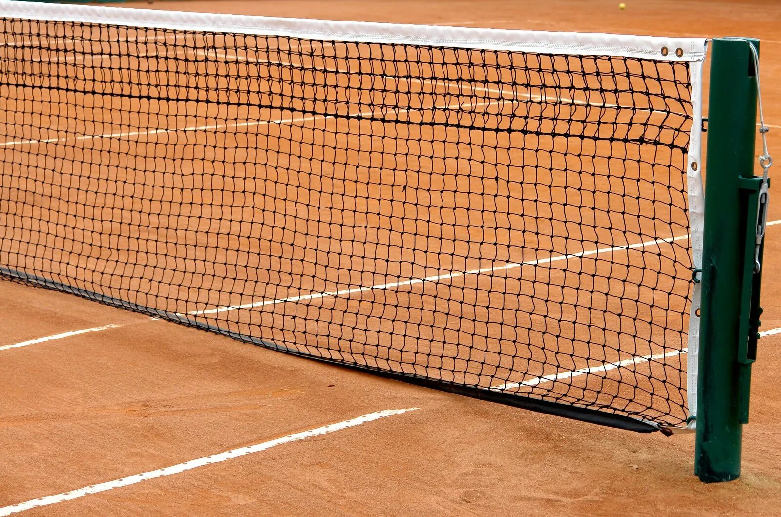 Tennis net. Глиняный корт. Courts with nets.