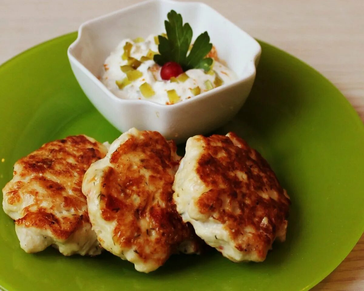 Котлета из куриного фарша в панировке. Котлеты сметанные куриные. Три котлеты. Котлеты сытные. Котлеты сметанные куриные.