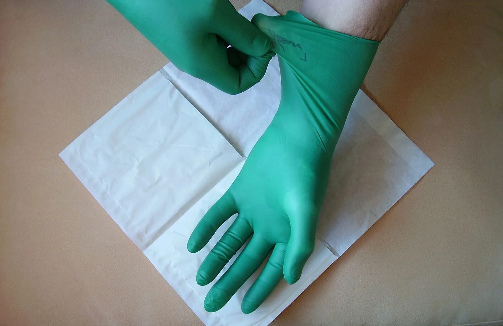 Руки в перчатках медицинских. Перчатки медицинские. Медицинские перчатки для операционной. Латексные перчатки в медицине. Фетиш в медицинских перчатках.