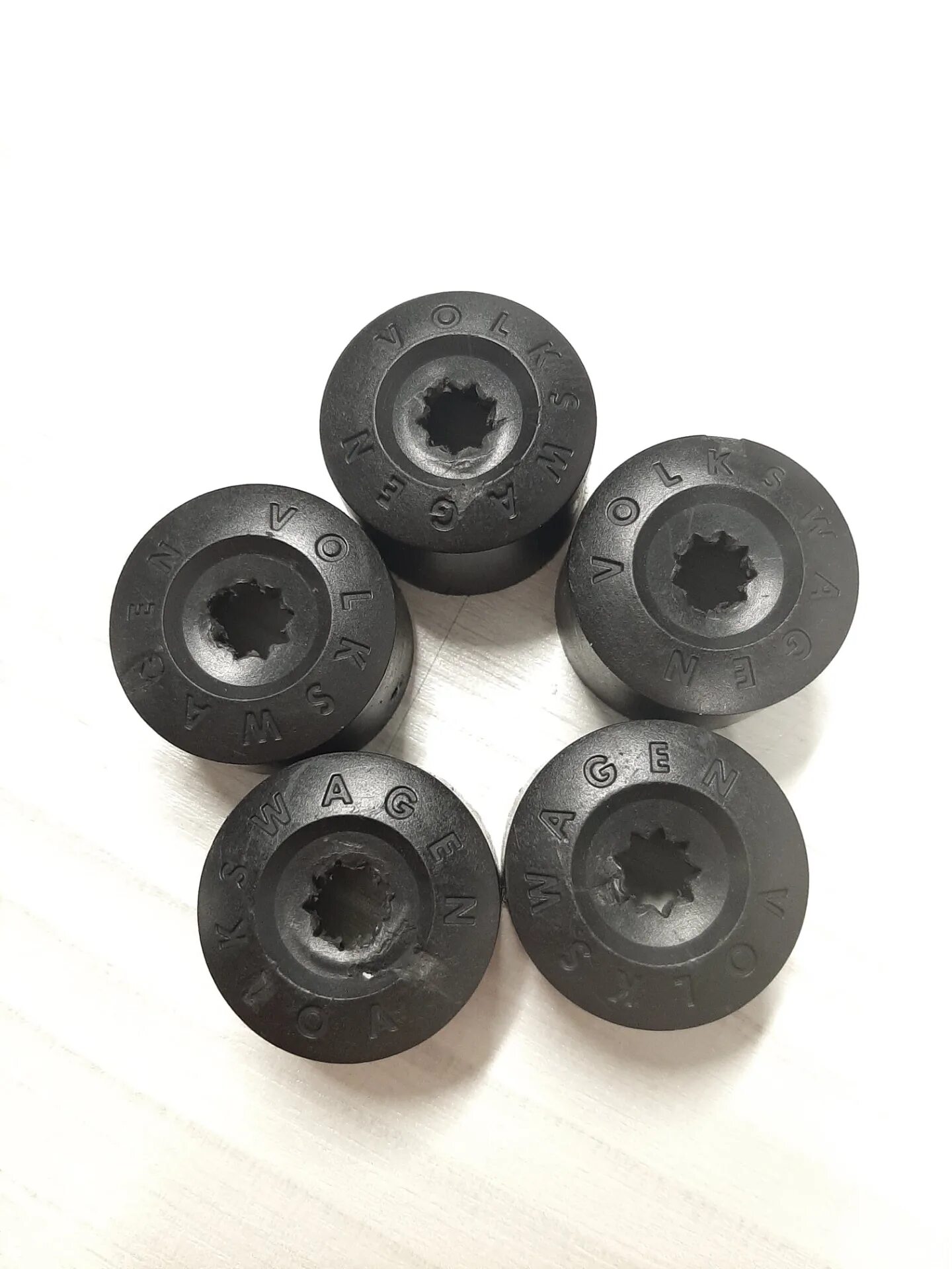 Vag 1k06011739b9. Колпачки колесных болтов vag. Заглушки колесных болтов vw. Колпачки колесных болтов vag. 321601173a z37.