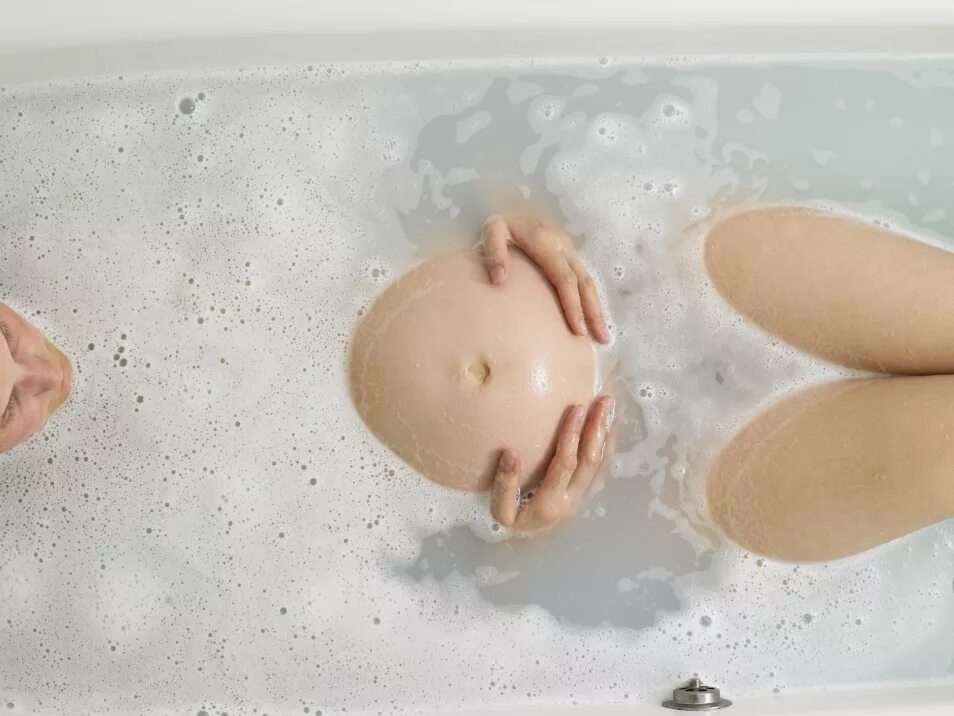 Беременные купаются ванне. Ванна для беременных. Фотосессия беременной в ванной.