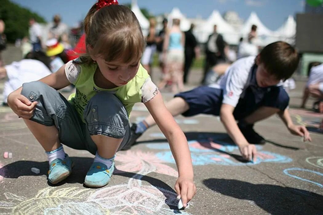 Что будет 1 июня в москве. С днем защиты детей. с днем защиты детей ребенку. дети 1 июня. дошкольники рисуют на улице.