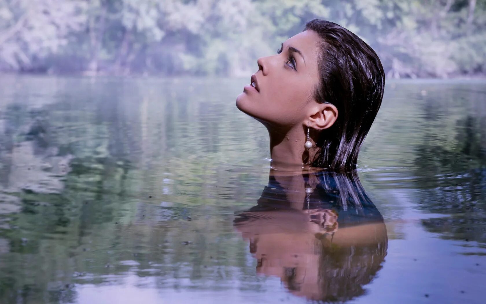 У девушки выходит воздух. Фотосессия в воде. отражение в воде. девушка выныривает из воды. отражение девушки в воде.