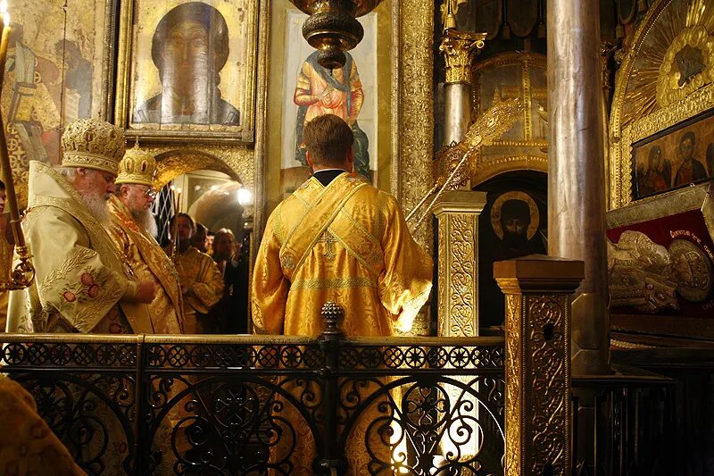 богослужение в успенском соборе кремля. служба в алтаре успенского собора кремля. успенский собор кремля службы. служба в успенском соборе кремля. служба в успенском соборе кремля.