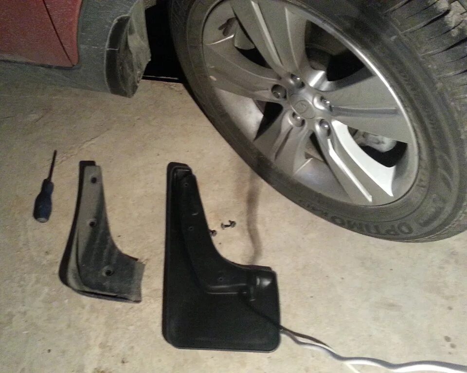 Брызговики фольксваген поло седан. Крепление брызговиков передних на джетте. Прикрутить брызговики. Брызговики передние mitsubishi grandis. Брызговики geely tugela.