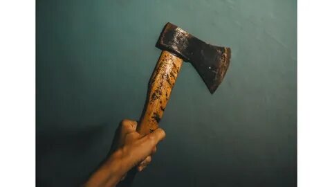 Полуголый психопат забил топором