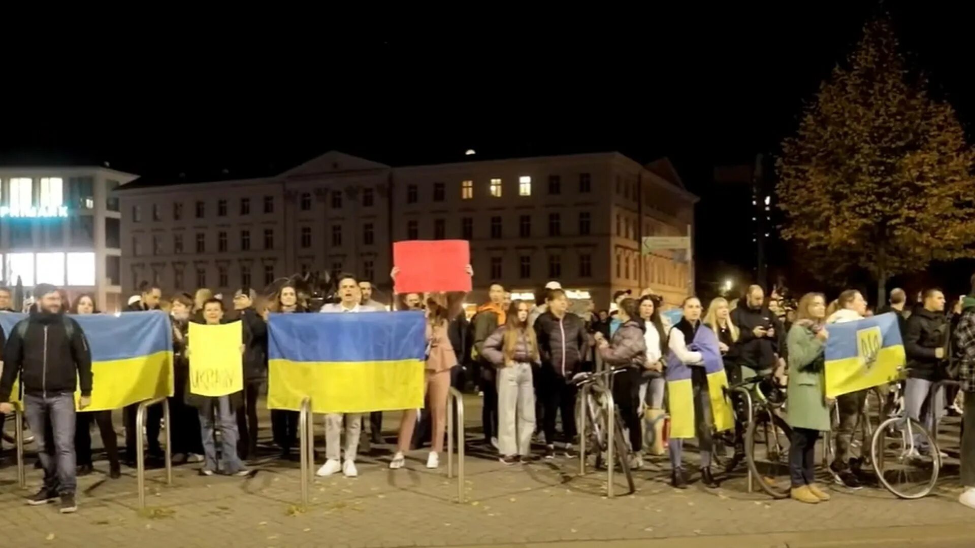 Митинг украинцев. Митинг украинцев в Германии. Митинги Хохлов в Германии. Митинг в Лейпциге. Немцы против украинских беженцев.