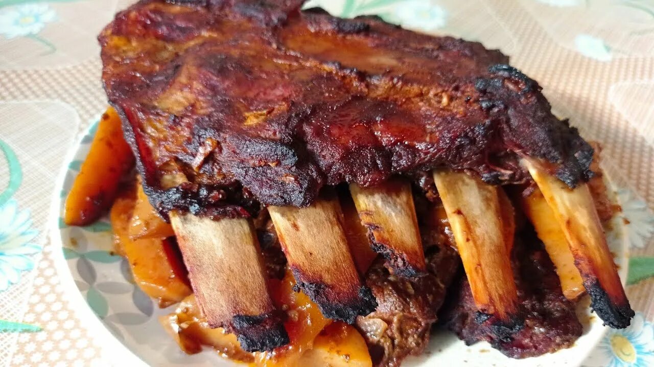 Ребра говяжьи в духовке сочно и вкусно. Ребра в медово-горчичном соусе. ребрышки в медово горчичном соусе. рёбрышки говяжьи в духовке. говяжьи ребра в духовке с горчицей и мёдом.