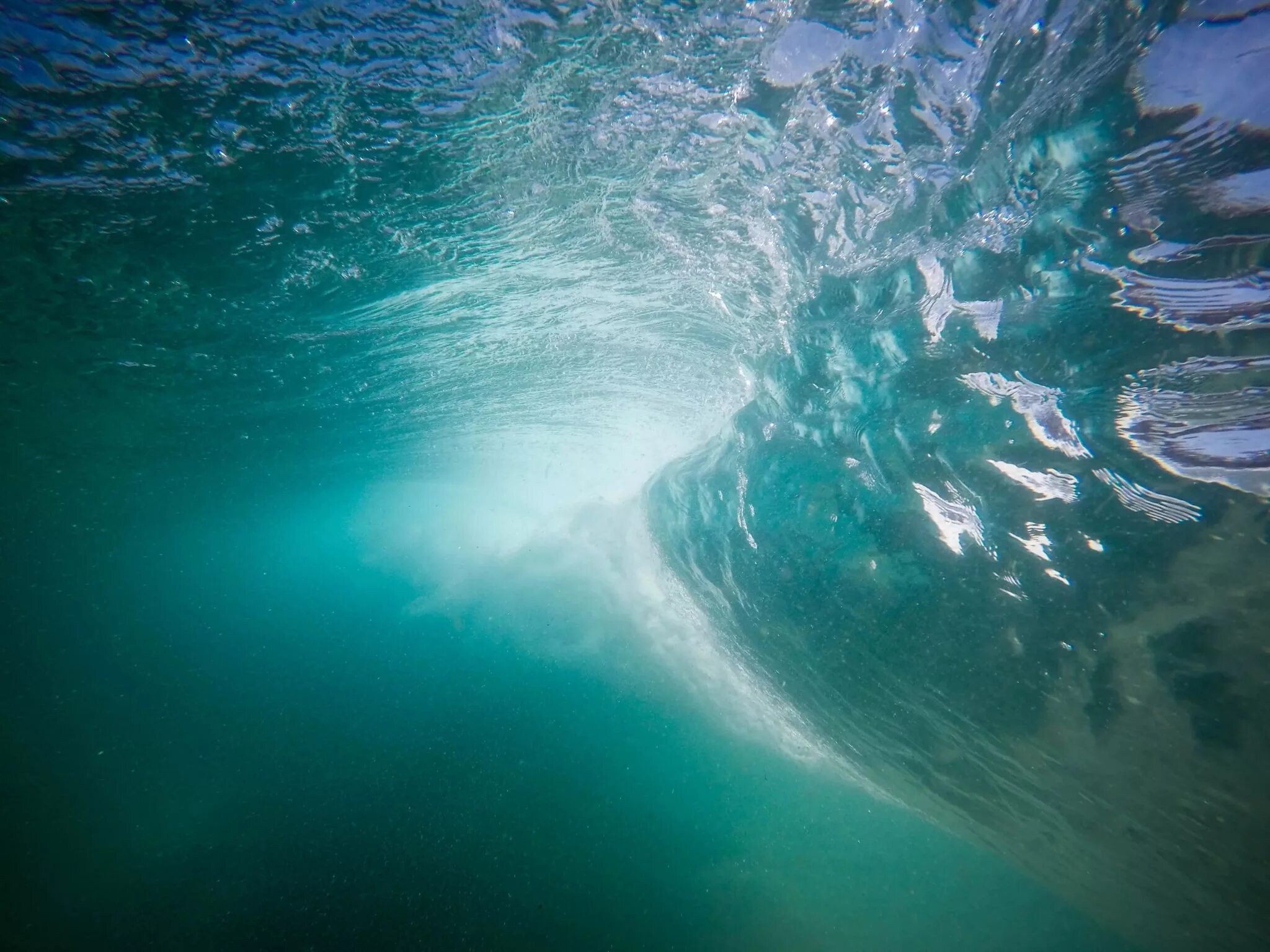 Сквозь толще воды. Океан. Красивое море. Волны на воде. Вода океан.