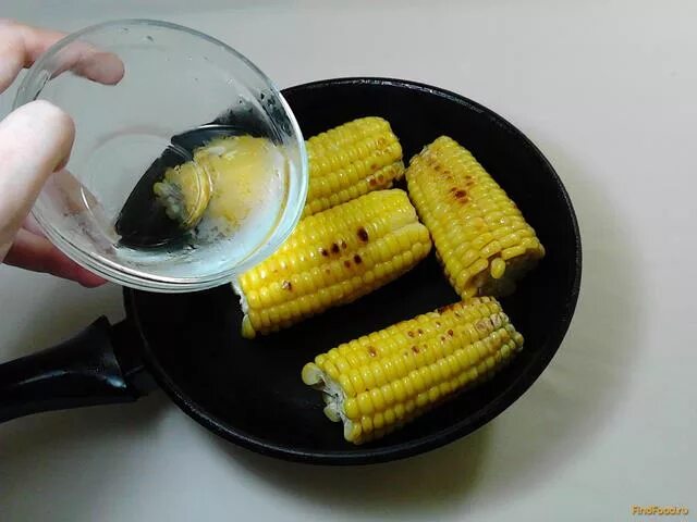 Жарить на кукурузном масле. Кукуруза с маслом. Жареная кукуруза в стаканчике. Кукуруза с маслом и солью. Жареная кукуруза в масле.